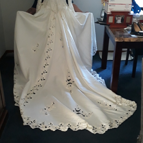 Oleg Cassini wedding gown with 7ft train - Picture 2 of 16
